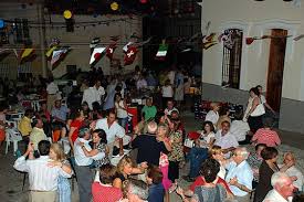 En honor a san jorge, el 23 de abril, se celebran las fiestas de moros y cristianos, organizadas por la las cookies estrictamente necesarias tiene que activarse siempre para que podamos guardar tus preferencias de ajustes de cookies. Las Canciones Que Bailabamos En Las Verbenas Del Pueblo Yo Fui A Egb