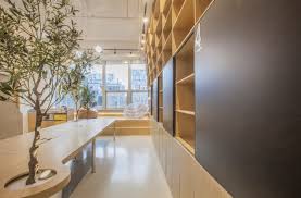 Langkah pertama yang perlu kita perhatikan adalah ukuran ruang yang akan kita gunakan sebagai kantor kecil. Desain Interior Kantor Minimalis Natural