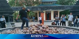 Misteri angkernya sumur watu trenggulunan ngasem bojonegoro. Adu Nyali Di Atas Batu Kayangan Api Berani Halaman All Kompas Com