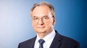 Ministerpräsident haseloff verhindert eine abstimmung im landtag über den staatsvertrag. Ministerprasident Reiner Haseloff An Stimmbandern Operiert