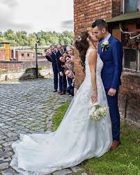 50 Originelle Hochzeitsfoto Ideen Fur Das Brautpaarshooting Hochzeitskiste Extravagante Hochzeitsfoto S Hochzeitsfoto Idee Hochzeitsfotos Fotos Hochzeit