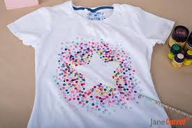 Dann legst du die alte zeitung hinein, damit die farben nicht durchdrücken. Heute Stempeln Wir Ein T Shirt Schoner Bastelideen Kindergeburtstag Ideen Zum Selbermachen Fur Kinder Tshirt Diy