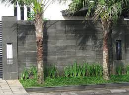 Jika tampilan rumah sudah minimalis, tentu saja pagar rumah yang terlalu besar tidak cocok untuk dipakai. Pagar Rumah Minimalis