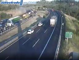 L'autostrada è stata chiusa al traffico in ambo le direzioni. Sbanda Trasporto Eccezionale 9 Km Di Coda Sull Autosole Paese Sera