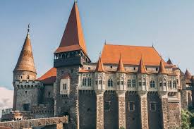 Programul de vizitare al castelului huniazilor este următorul: Castelul Corvinilor Pensiunea Retezat