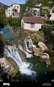 Cascade sur la rivière ver dans le village de Vers Lot France Photo Stock -  Alamy