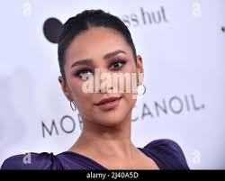 Shay Mitchell arriving at Daily Front Row's Fashion Los Angeles Awards held  at The Beverly Wilshire in Beverly Hills, CA © OConnor