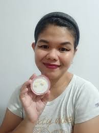 When your makeup compact is too judgy about your application of powder..... 