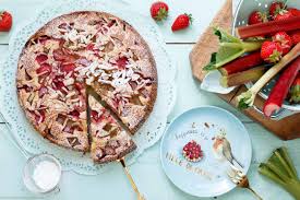 Kann ja gar nicht sein. Einfacher Joghurtkuchen Mit Rhabarber Erdbeeren Emmikochteinfach