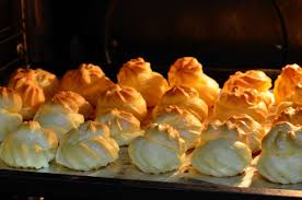 Cream puff atau chou à la crème adalah makanan klasik orang perancis dan ia sangat mudah dibuat dan sedap dimakan. Resepi Cream Puff Paling Gebu Lembut Sedap