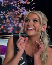 Effie's Loves The Tide and Miss VA Teen Loves Effie's!! When I first came  to Bama, Effie's was a must stop and shop destination and I have been back  to their store