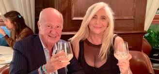 Successivamente ha avuto una lunga storia d'amore con renzo arbore. Nicola Carraro E Morto Mara Venier Fake News Vergogna Mio Marito Sta Bene