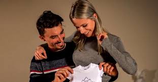 Reconnue pour son professionnalisme, elle revient pour le sport business. Julian Alaphilippe Et Marion Rousse Bientot Parents Ils Annoncent La Nouvelle Sur Instagram