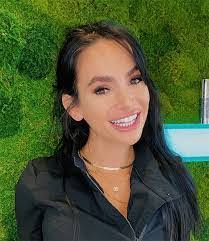 Larissa Combs's Instagram, Twitter & Facebook