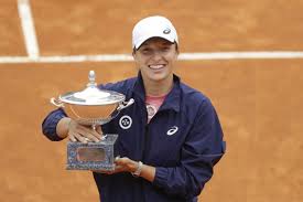 La tenista letona ya está en cuartos de final del torneo de roma tras derrotar a angelique kerber en tres peleados sets, y aprovechó la rueda de prensa para analizar cuáles fueron las claves. Swiatek Serene As Questions Linger Over French Open Rivals Stad Al Doha