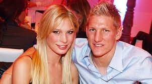 Bastian schweinsteiger ist ein ehemaliger deutscher fußballspieler, der seit seinem karriereende als experte der ard bei der sportschau im einsatz ist. Booted The Steeple Times