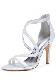 Tissu blanc brodé et orné de paillettes argentées à l'avant et à l'arrière. Agnes Gray Buste La Sicile Chaussures De Mariee Blanche Lespeillasses Com