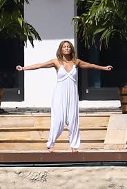 Uma fonte disse ao e! Jennifer Lopez Spotted In A Baggy Jumpsuit Outside Of Her And Ben Affleck S Miami Rental Instyle