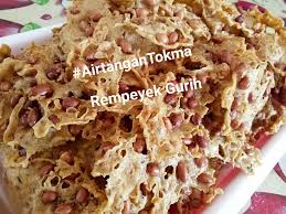 Teri medan, tepung beras, tepung tapioka, telur, daun jeruk, santan. Rahsia Rempeyek Gurih Garing Caranya Kena Goreng Guna 2 Kuali Mingguan Wanita