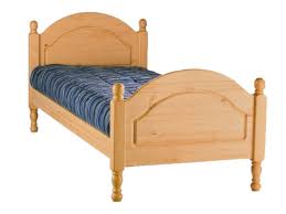 Nelle stanze più piccole questo potrebbe non essere. Letto Singolo Con Gambe Tornite In Legno Di Pino Massello Mobilificio Maieron Paluzza Udine Italia