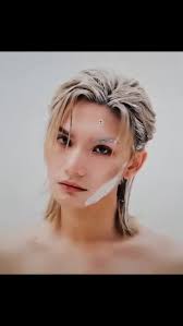 點解可以影翻一樣😂how 當年嘅李牙米鎖骨係有角(σ°∀°)σ 對比之下牙米係有將自己養到肥肥白白!! (驕傲(同養住最尾嘅喜感&傻😬)  所以......點解可以一樣!!! 定呢個神情角度就係被本尊認可嘅最佳角度!!! 啊~如果個個都嚟個復刻版嘿嘿嘿