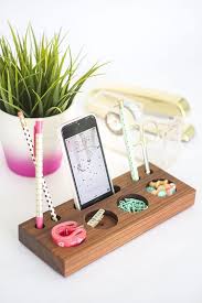How To Make A Modern Desk Organizer From A Block Of Wood Diyprojects Diyideas Diyinspiration Diycrafts D Diy Wooden Desk Desk Organization Diy School Diy
