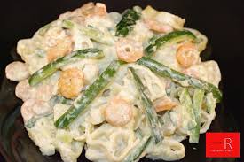La pasta con le verdure è un'ottima scelta se cerchi un primo facile, appetitoso e leggero. Pasta Con Zucchine Gamberetti E Panna Blog Rosso Magic Cooker