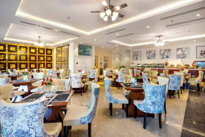 Nhà hàng tại Menora Grand Da Nang phục vụ bữa sáng cùng các lựa chọn món Việt và quốc tế.