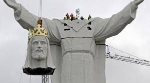 Cette gigantesque statue sera bientôt la plus haute statue au monde. La Construction De La Plus Haute Statue Du Christ Au Monde Achevee En Pologne