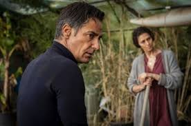 Michele vive in uno chalet tra le montagne con la moglie damiana e la figliastra fiore, un'adolescente con cui ha una relazione piuttosto complicata. Bastardi A Mano Armata Recensione Movieplayer It