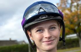 Annie, 25, är harpspelande röntgensjuksköterska