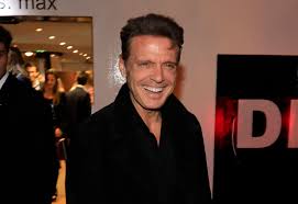 Luis Miguel celebra 55 años y luce sensacional