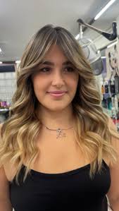 Nuevo look para @adelaabelleiraa 💛, -Balayage renovado,justo a tiempo para  el bautizo de su peque 👶✨, #balayage #balayagespecialist #balayageartists  #mechas #babylıghts #melenas #hair #eventos #rubias ...