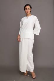 Make a statement with our baju kurung moden, kebaya, dress & jubah, blouse, tudung & shawl and many more! Kurung Kedah Qaseh White Aa4170bk Amar Amran Boutique