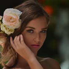 We specialize in wedding hair. When you want to look your best, hire the  best❤️