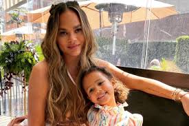 For years, she's been collecting, cooking, and instagramming her favorite recipes, and here they are: Chrissy Teigen Tochter Luna Denkt Noch Jeden Tag An Ihren Toten Bruder Gala De