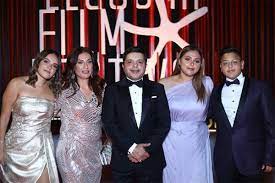 ألقى رجال المباحث بمديرية أمن الجيزة، القبض على خفير خاص لاتهامه بسرقة اسطوانتين غاز من فيلا الفنان سيد رجب في البدرشين. Ø¸Ù‡ÙˆØ± Ù†Ø§Ø¯Ø± Ù„Ø£Ø¨Ù†Ø§Ø¡ Ù…Ø­Ù…Ø¯ Ù‡Ù†ÙŠØ¯ÙŠ Ø§Ù„Ø«Ù„Ø§Ø«Ø© ØµÙˆØ±