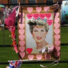 Diana, die frühere ehefrau von thronfolger prinz charles, war 1997 gemeinsam mit ihrem lebensgefährten dodi al fayed und einem chauffeur bei einem autounfall in einem pariser straßentunnel gestorben. Vor 15 Jahren Starb Prinzessin Diana Panorama