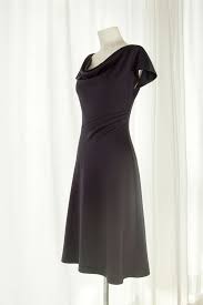 Et il faut que je mette à jour mon cv pour intégrer la nage comme compétence spéciale. Simple Every Lady Needs A Black Dress Modele Robe Modele De Robe Gratuit Robe Sans Couture