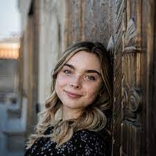 Adele Gee's Instagram, Twitter & Facebook