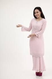 Ketahui lebih lanjut mengenai gaun tradisional thailand yang cantik di sini. Mengenal 6 Busana Adat Negara Negara Di Asia Tenggara