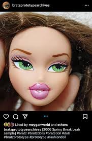 Does this Spring Break Leah exist?? I've only been able to find a blonde w  blue eyes one.. this is from a Bratz Spring 2006 booklet 🫠 : r/Bratz