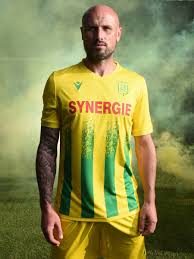 Le football club de nantes est un club de football français fondé à nantes en 1943 par jean le guillou et marcel saupin, par la fusion de différents clubs nantais dans le but d'intégrer l'élite du football français. Maillot Foot 2010 A Twitter Le Nouveau Maillot Domicile Du Fc Nantes Pour La Saison 2020 2021 Le Club Quitte New Balance Pour Passer Chez Macron Https T Co Gvicjrvbgk