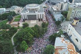 На трубопроводе, который идет по мосту патона в киеве, произошел прорыв. Krestnyj Hod Upc Mp V Kieve Policiya Naschitala 20 Tysyach Uchastnikov Cerkov 250 Tysyach Nv