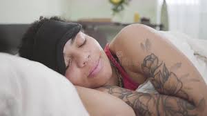 Letto Di Sonno Dell'uomo Di Colore Nella Mattina Giovane Persona Di Sesso  Maschile Che Allunga a Letto Lentamente Stock Footage