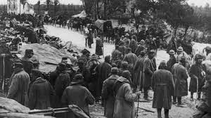 Truppe tedesche catturano numerosi soldati italiani in una trincea durante le fasi iniziali della battaglia. La Battaglia Di Caporetto Storia Della Piu Grande Sconfitta Italiana Youtube