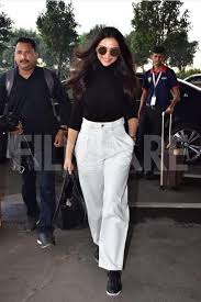 Deepika Padukone Rocks The Monochrome Look As She Struts Into The Airport Celebrity Casual Outfits Deepika Padukone Style Trendy Dress Outfits