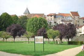 Le Parc De La Mairie De Carrieres Avec La Reproduction D Une Toile De Claude Monet Monet Paysage Mairie