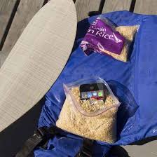 21 Astuces De Camping Que Seuls Les Vieux Campeurs Connaissent Astuces De Camping Essentiels De Camping Douche De Camp