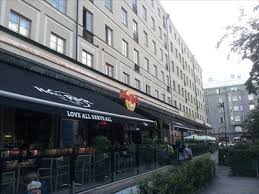 Konceptet finns över hela världen och är inte minst känt för maffiga hamburgare, folklig atmosfär och musikdoftande interiör. Hard Rock Cafe Stockholm Sweden Satellite Imagery Oddities On Waymarking Com